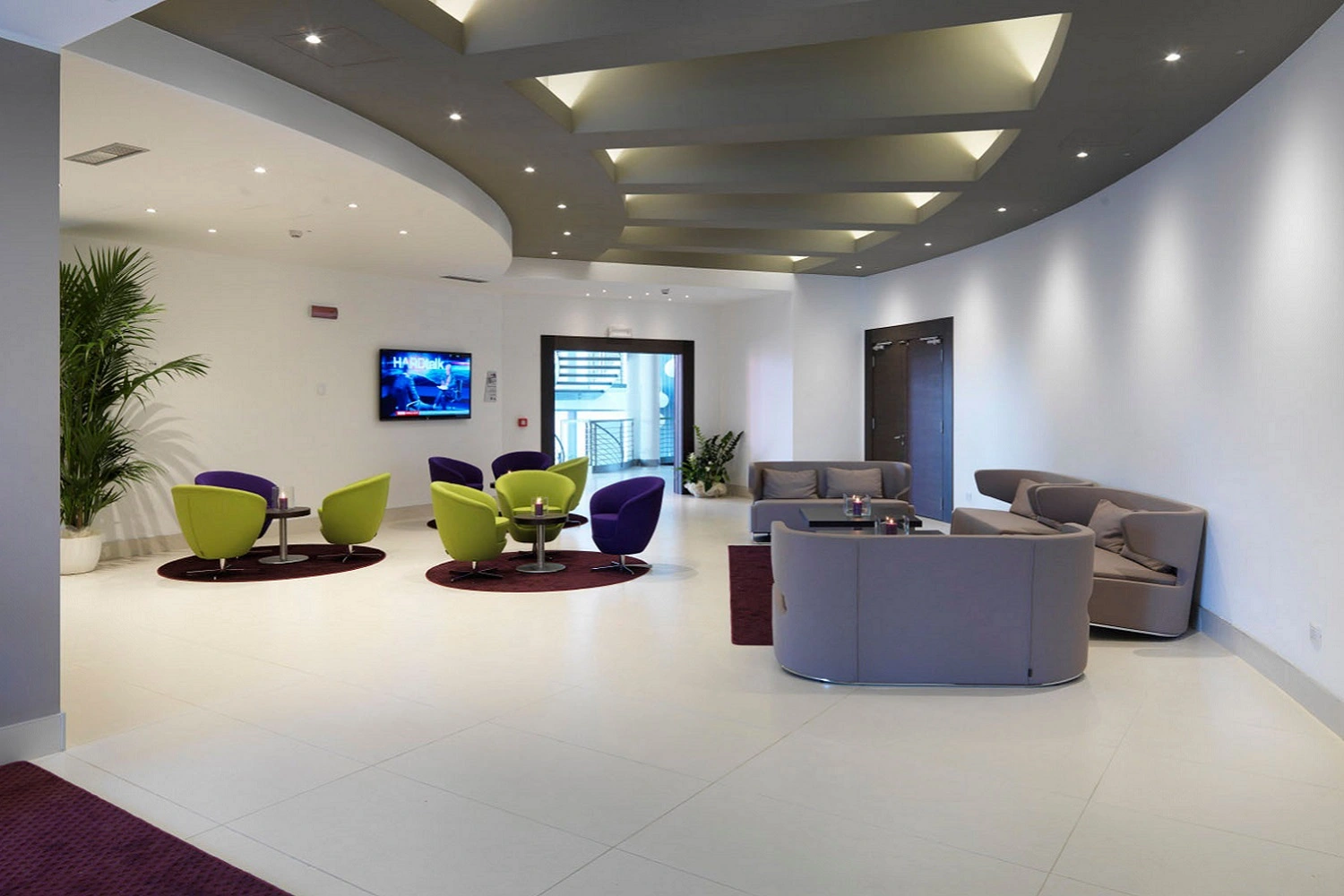 Nowoczesna, przestronna strefa wypoczynkowa od Marazzi